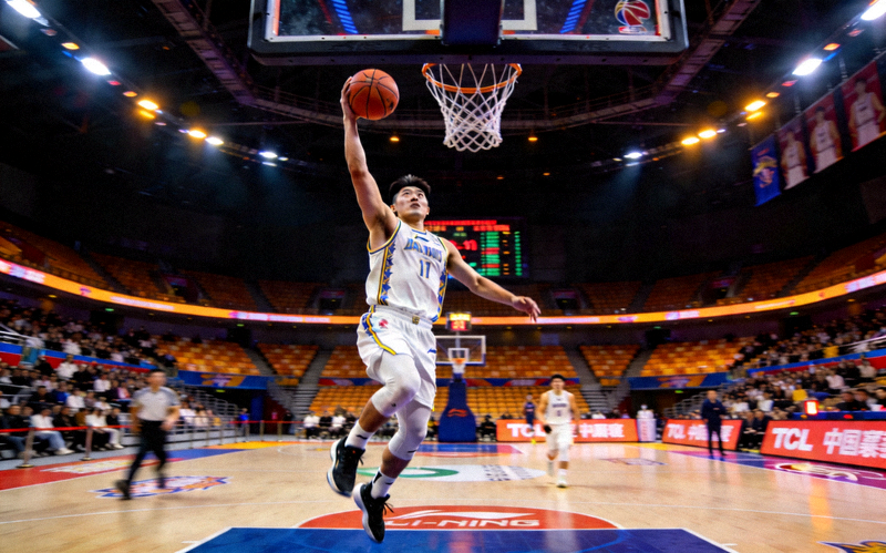 中国男子篮球职业联赛CBA球员在比赛中投篮的精彩画面